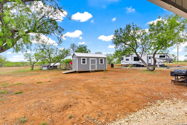 126 COUNTY ROAD 157, Floresville, TX 78114