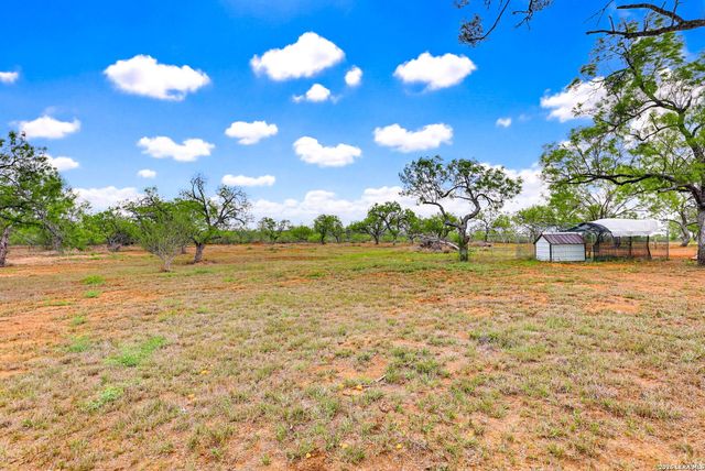 126 COUNTY ROAD 157, Floresville, TX 78114