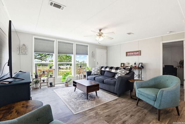 126 COUNTY ROAD 157, Floresville, TX 78114