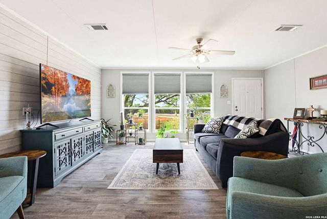 126 COUNTY ROAD 157, Floresville, TX 78114