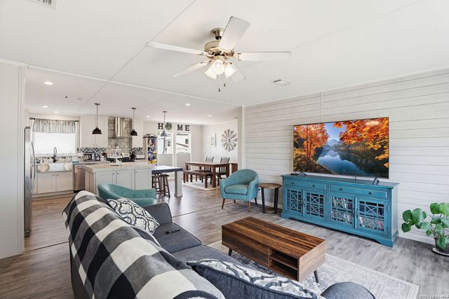 126 COUNTY ROAD 157, Floresville, TX 78114