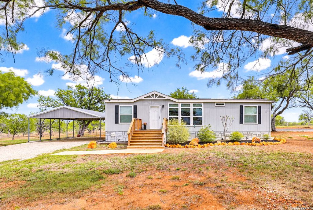 126 COUNTY ROAD 157, Floresville, TX 78114