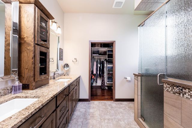 319 50th Place W, West Fargo, ND 58078