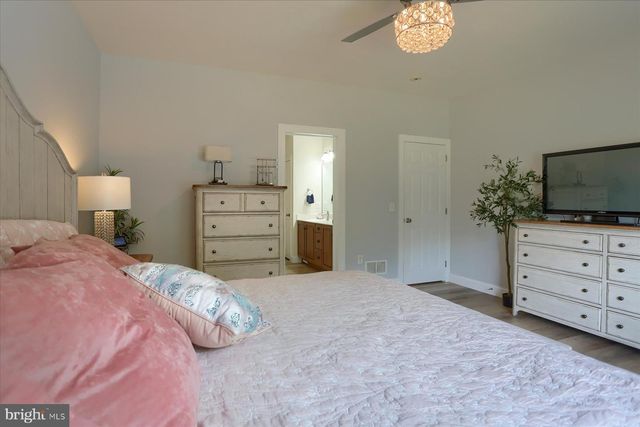 121 ANNA LN, Elizabethtown, PA 17022
