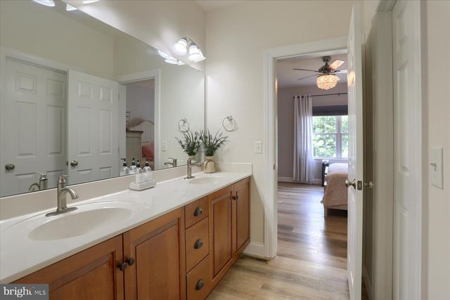121 ANNA LN, Elizabethtown, PA 17022