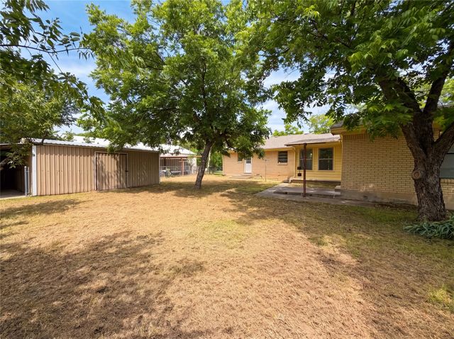 205 W Decatur Street, Chico, TX 76431