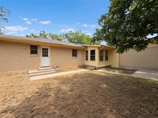 205 W Decatur Street, Chico, TX 76431