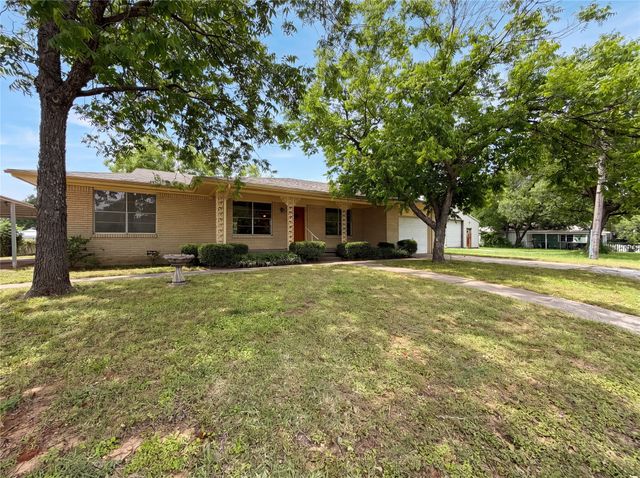 205 W Decatur Street, Chico, TX 76431