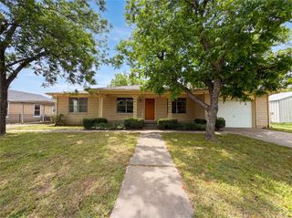 205 W Decatur Street, Chico, TX 76431