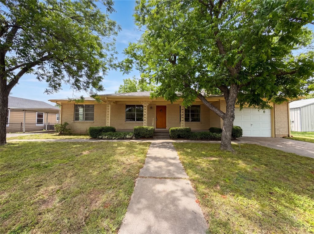 205 W Decatur Street, Chico, TX 76431