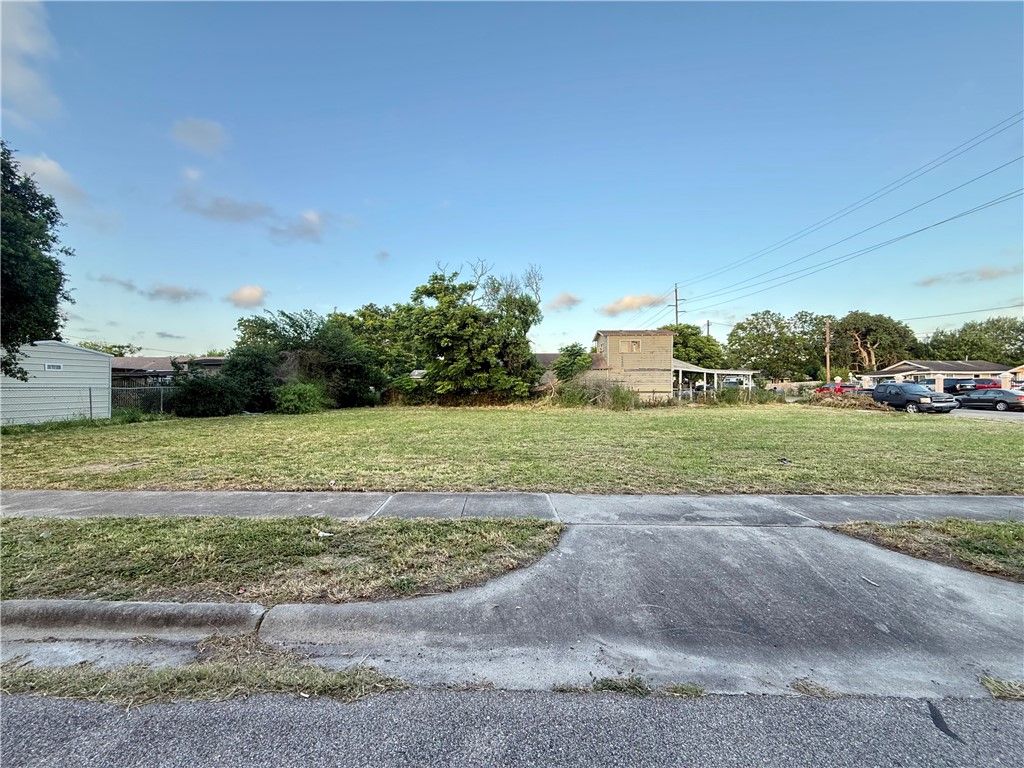 2518 and 2520 Coleman Ave, Corpus Christi, TX 78405 — photo 2