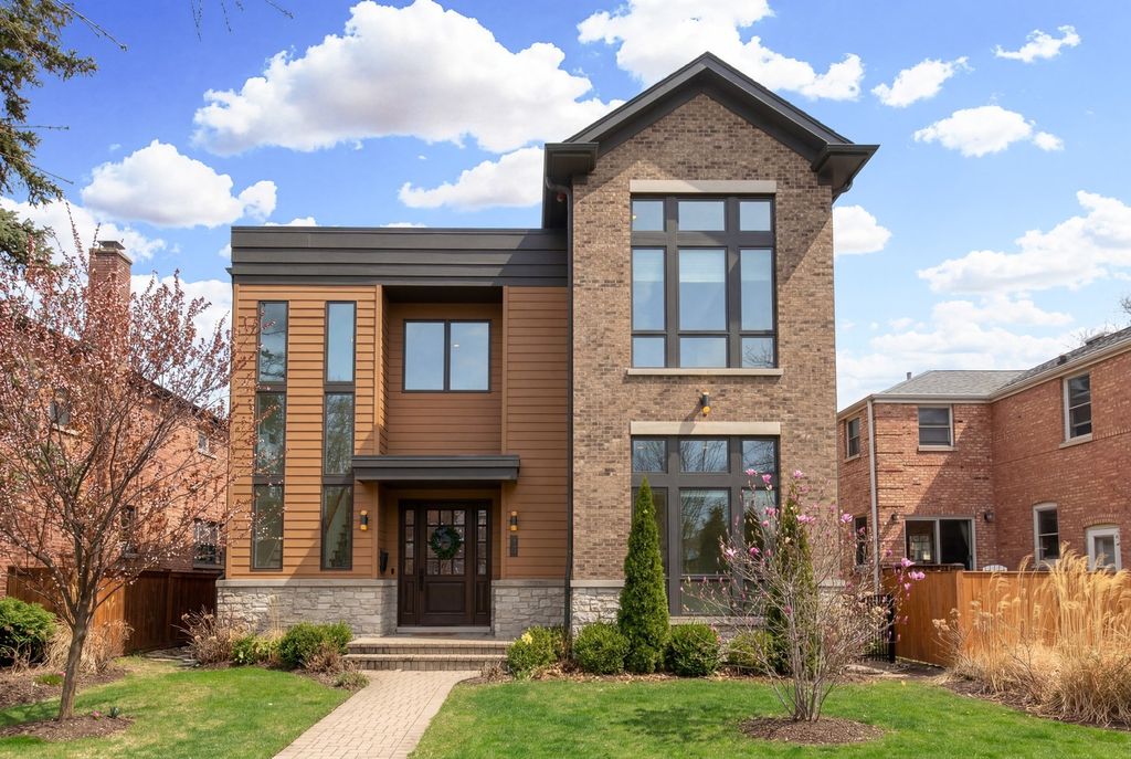 Image 1 of property listing at 230 N Delphia Avenue, Park Ridge, IL 60068