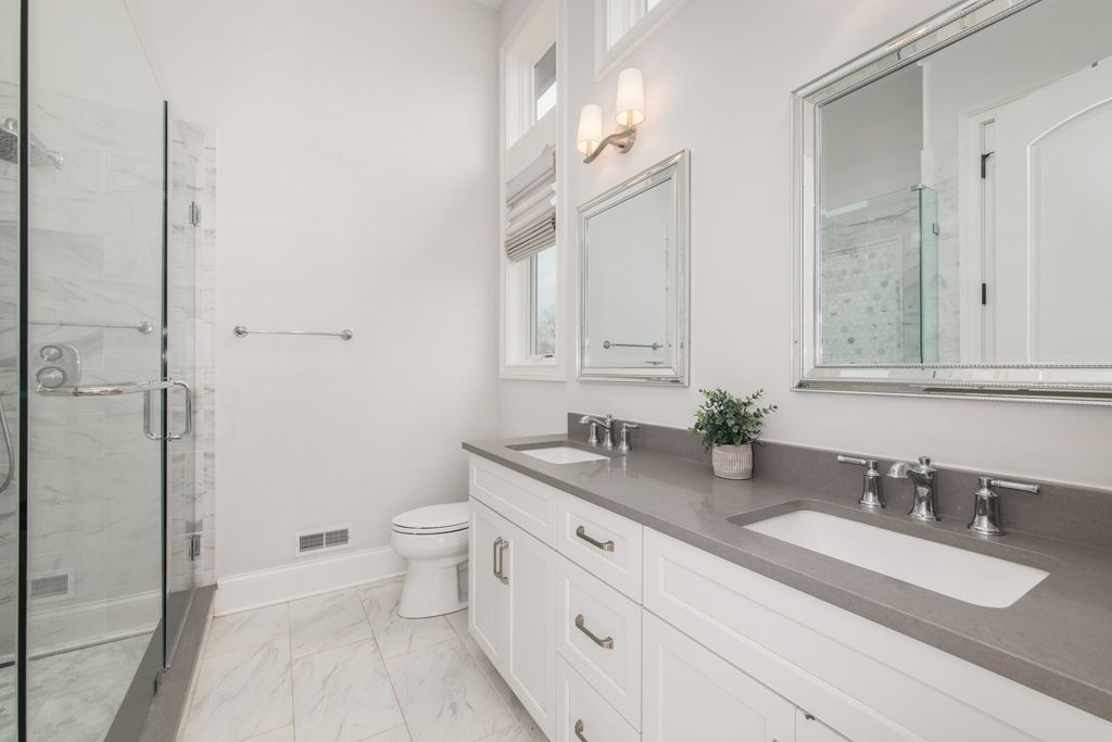 Image 13 of property listing at 230 N Delphia Avenue, Park Ridge, IL 60068