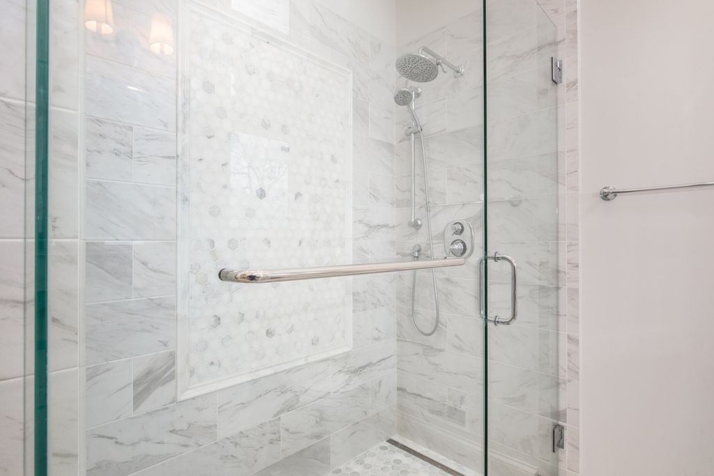 Image 14 of property listing at 230 N Delphia Avenue, Park Ridge, IL 60068