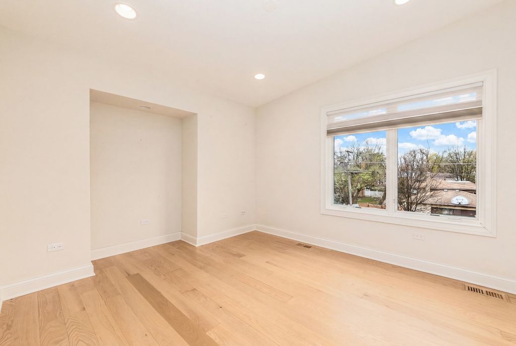 Image 17 of property listing at 230 N Delphia Avenue, Park Ridge, IL 60068