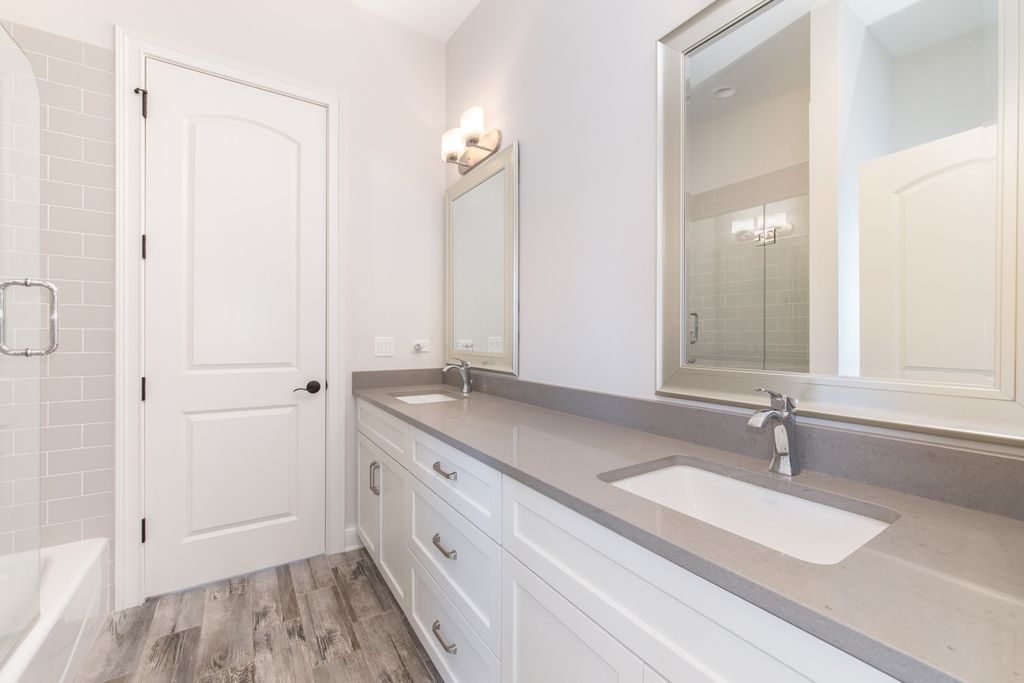 Image 18 of property listing at 230 N Delphia Avenue, Park Ridge, IL 60068