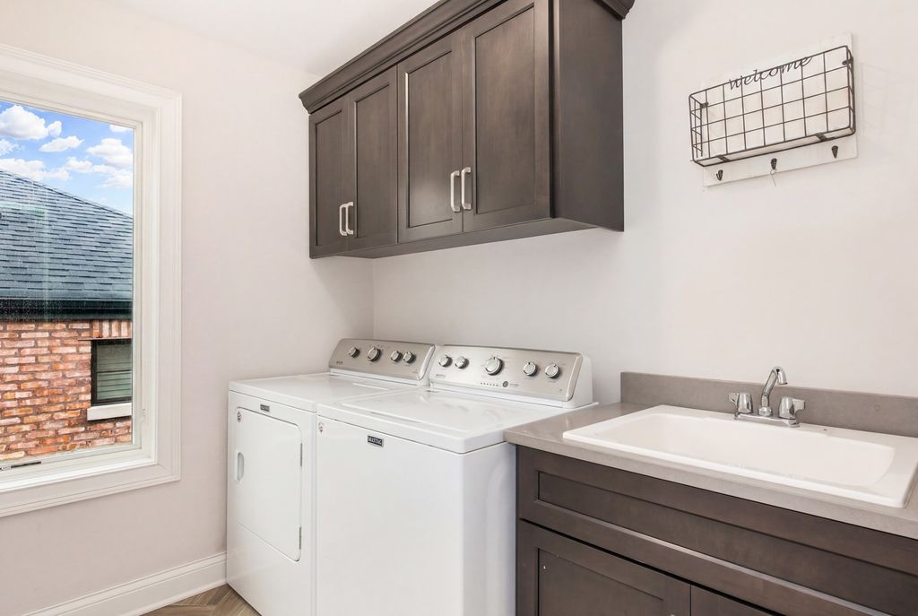 Image 20 of property listing at 230 N Delphia Avenue, Park Ridge, IL 60068