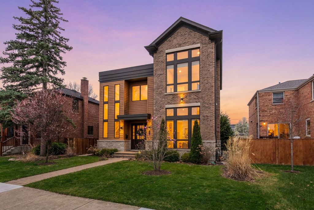Image 3 of property listing at 230 N Delphia Avenue, Park Ridge, IL 60068