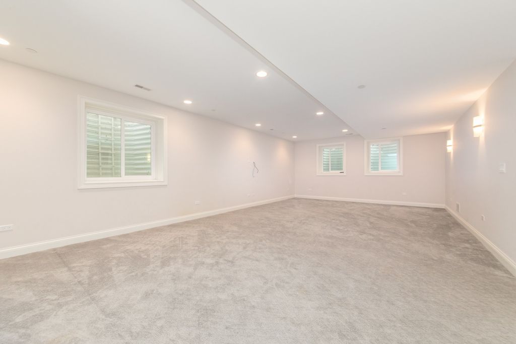 Image 21 of property listing at 230 N Delphia Avenue, Park Ridge, IL 60068