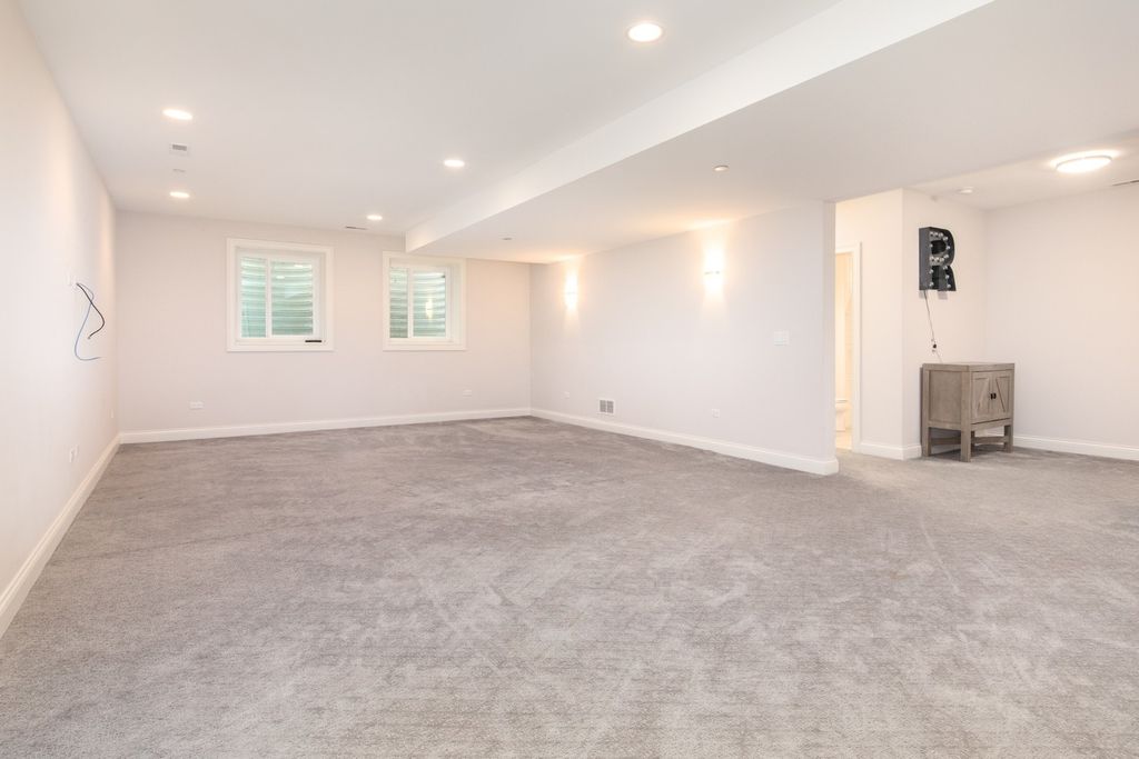 Image 22 of property listing at 230 N Delphia Avenue, Park Ridge, IL 60068