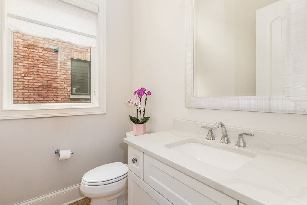 Image 24 of property listing at 230 N Delphia Avenue, Park Ridge, IL 60068