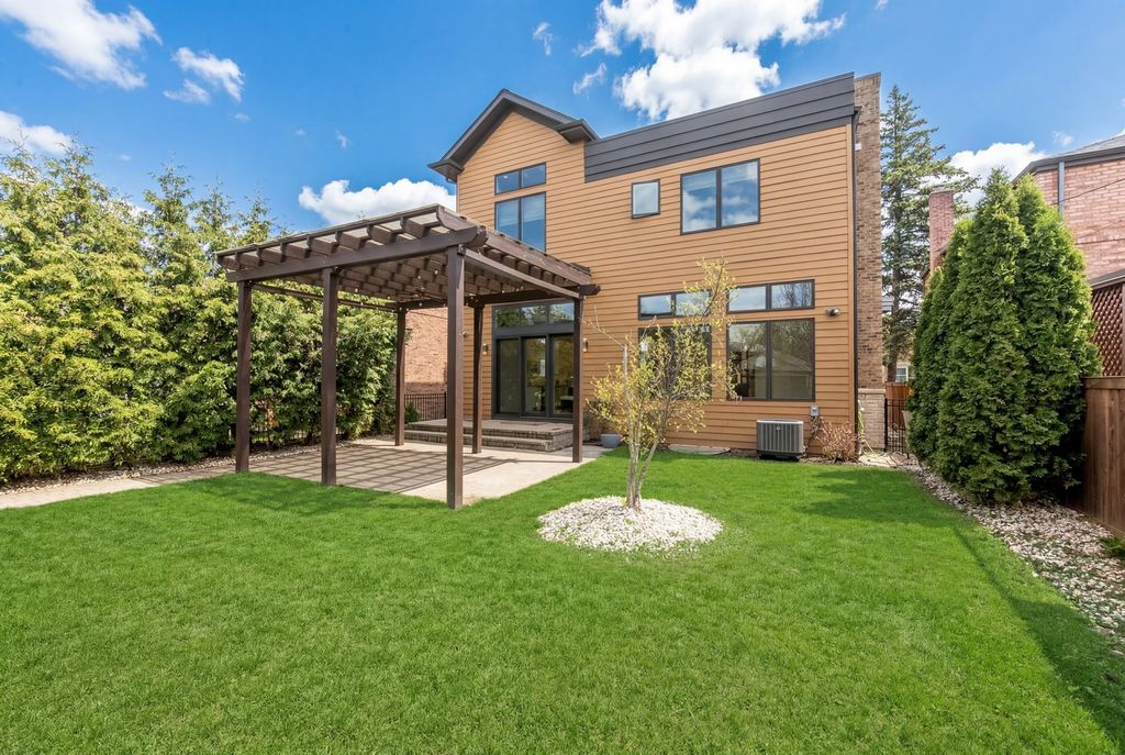 Image 25 of property listing at 230 N Delphia Avenue, Park Ridge, IL 60068