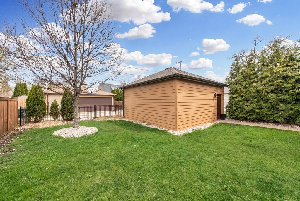 Image 27 of property listing at 230 N Delphia Avenue, Park Ridge, IL 60068