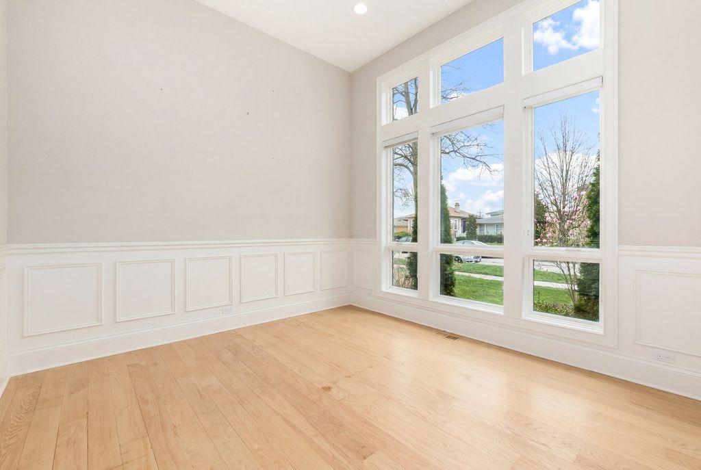 Image 4 of property listing at 230 N Delphia Avenue, Park Ridge, IL 60068