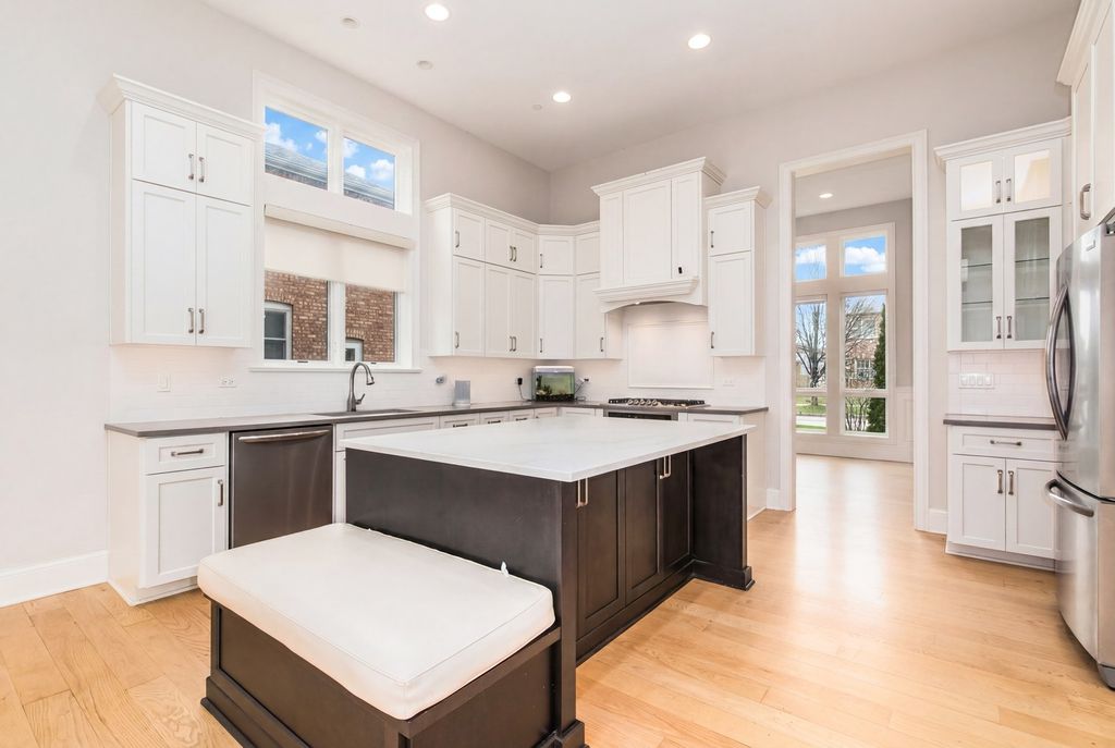 Image 5 of property listing at 230 N Delphia Avenue, Park Ridge, IL 60068