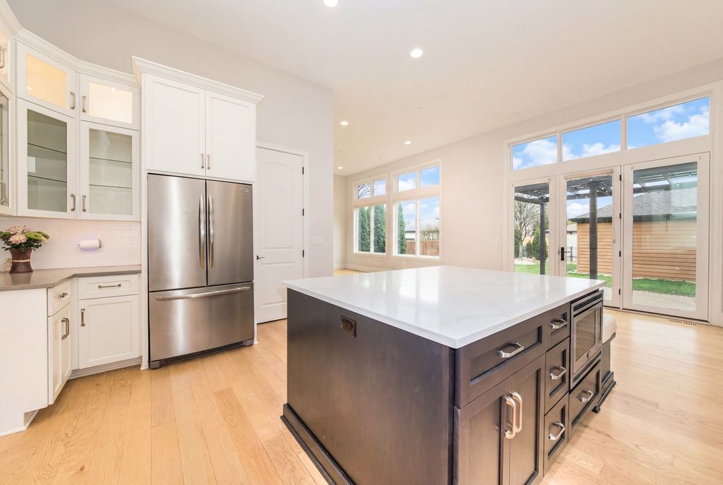 Image 6 of property listing at 230 N Delphia Avenue, Park Ridge, IL 60068