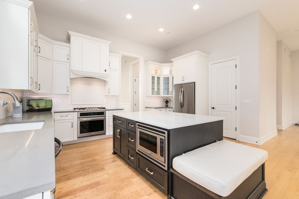 Image 7 of property listing at 230 N Delphia Avenue, Park Ridge, IL 60068