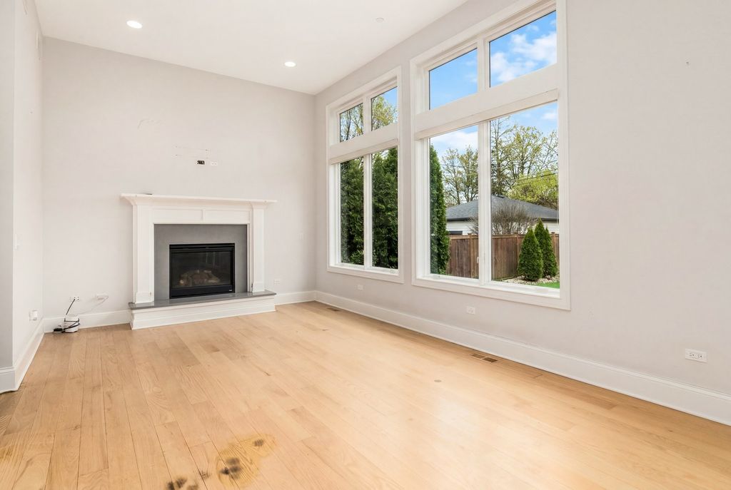 Image 9 of property listing at 230 N Delphia Avenue, Park Ridge, IL 60068