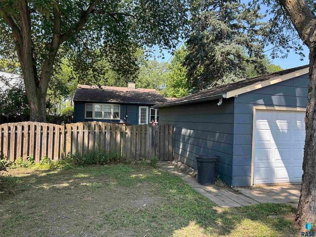 1202 Pine St Street, Yankton, SD 57078