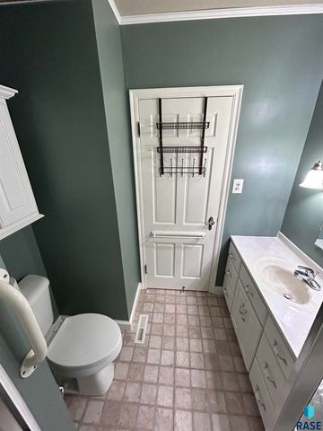 1202 Pine St Street, Yankton, SD 57078