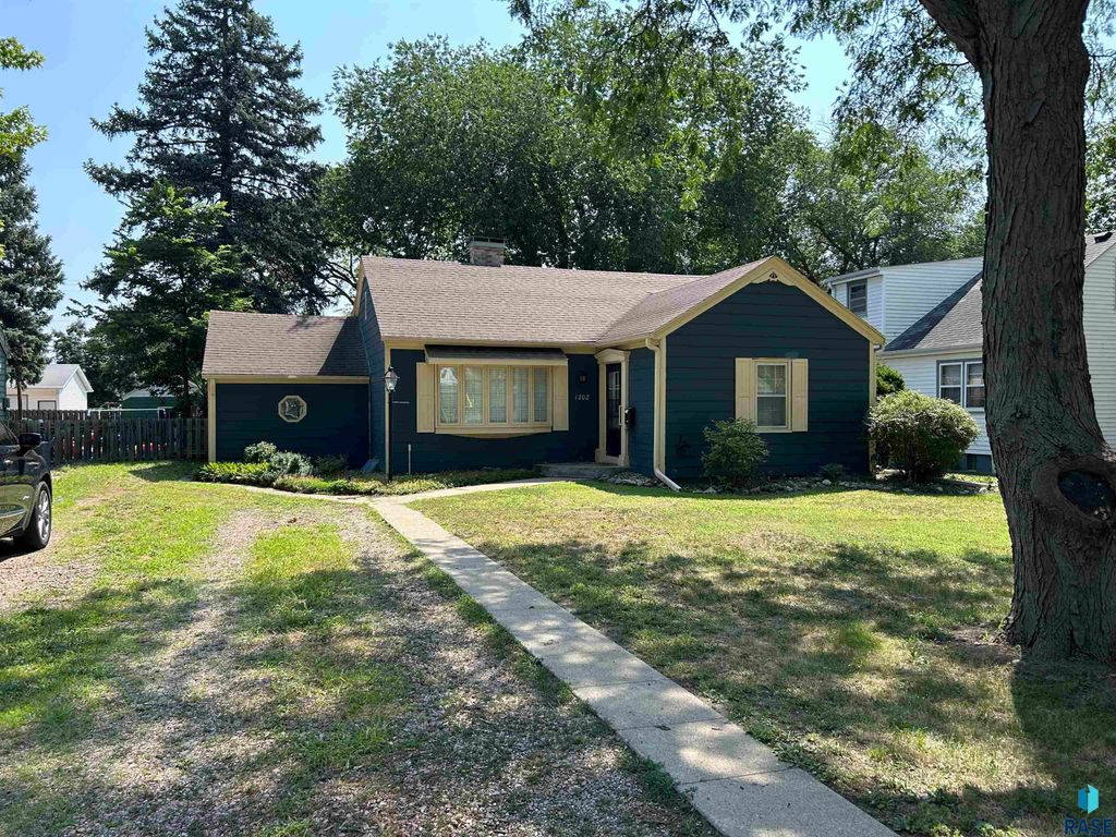 1202 Pine St Street, Yankton, SD 57078