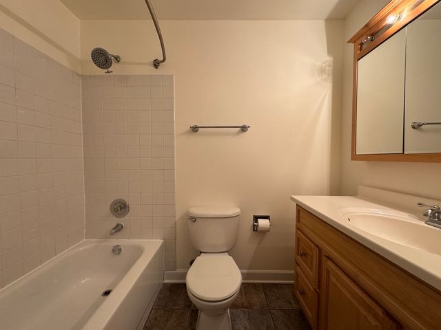 6020 Oakwood Drive 5E, Lisle, IL 60532