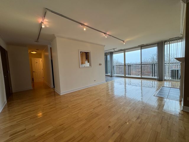 6020 Oakwood Drive 5E, Lisle, IL 60532