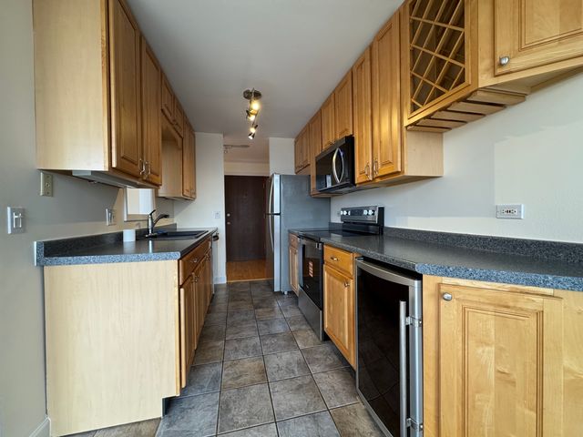 6020 Oakwood Drive 5E, Lisle, IL 60532