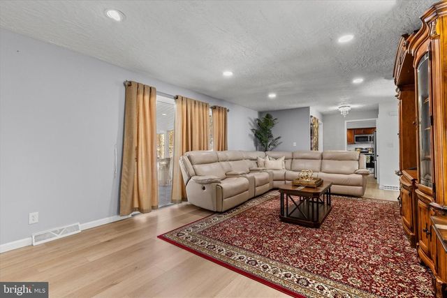 4009 ROBINHOOD DR, York, PA 17408