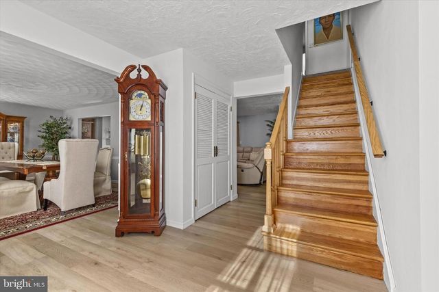 4009 ROBINHOOD DR, York, PA 17408