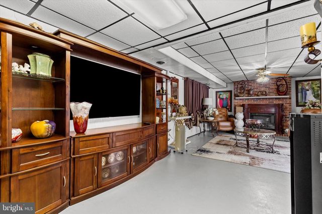 4009 ROBINHOOD DR, York, PA 17408