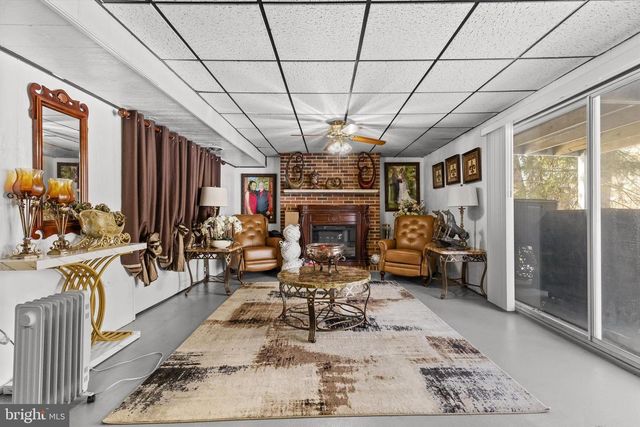 4009 ROBINHOOD DR, York, PA 17408