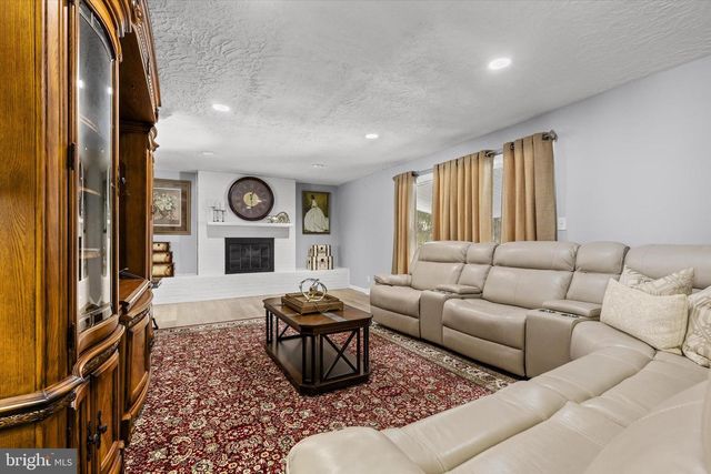 4009 ROBINHOOD DR, York, PA 17408