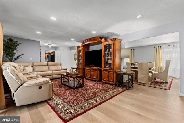 4009 ROBINHOOD DR, York, PA 17408