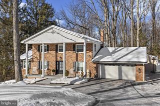 4009 ROBINHOOD DR, York, PA 17408