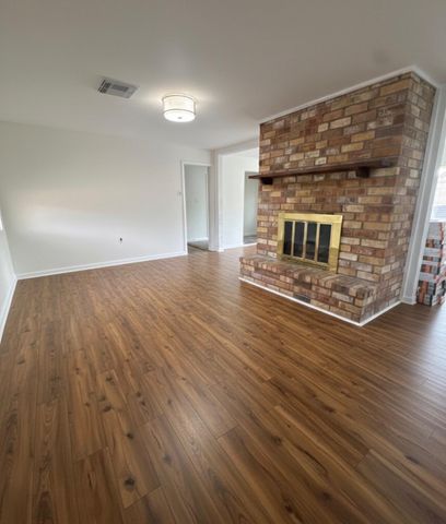 2515 Baycrest Dr, Houston, TX 77058