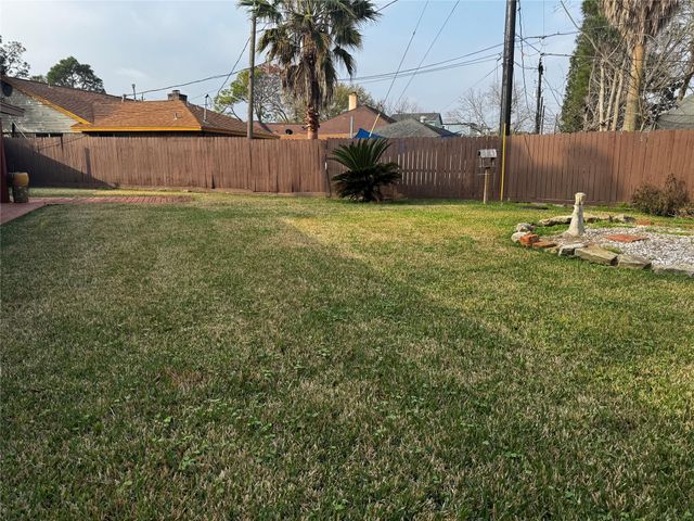 2515 Baycrest Dr, Houston, TX 77058