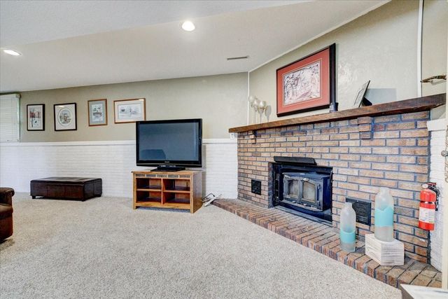 4104 E Garden Avenue, Des Moines, IA 50317