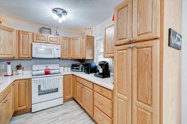 4104 E Garden Avenue, Des Moines, IA 50317