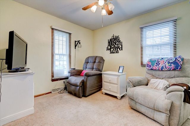 4104 E Garden Avenue, Des Moines, IA 50317